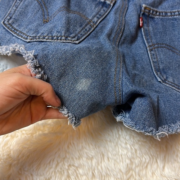VINTAGE 560 COMFORT FIT LEVIS CUT OFF DENIM SHORTS - Picture 3 of 3